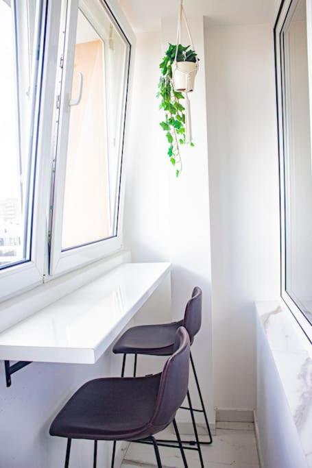 Central Apartment With Balcony And Views, Old Town, Metro Warszawa Exteriör bild