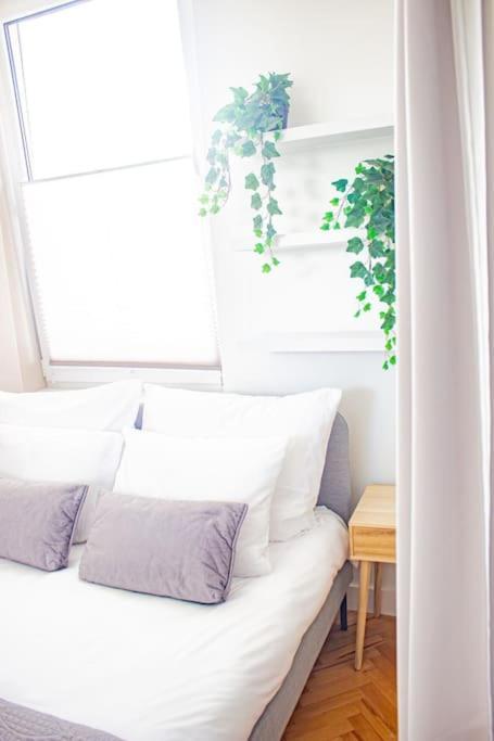 Central Apartment With Balcony And Views, Old Town, Metro Warszawa Exteriör bild