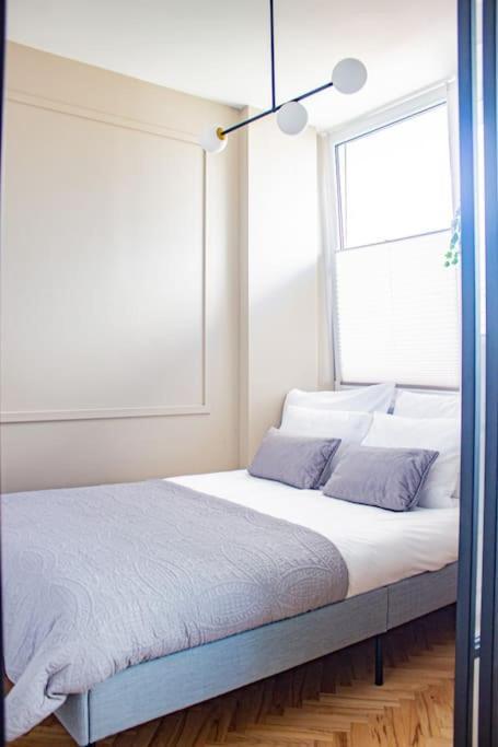 Central Apartment With Balcony And Views, Old Town, Metro Warszawa Exteriör bild