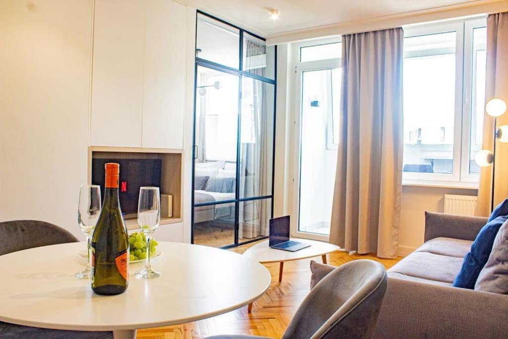 Central Apartment With Balcony And Views, Old Town, Metro Warszawa Exteriör bild